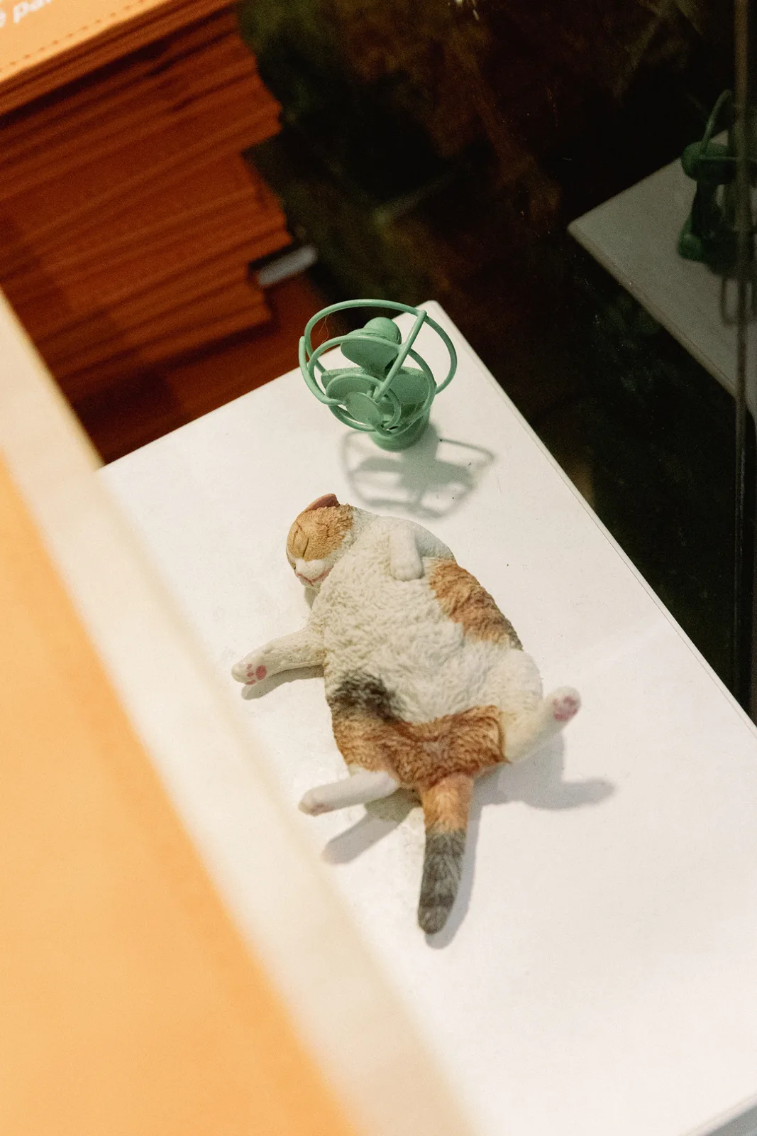 Figurine de chat sur une table du restaurant