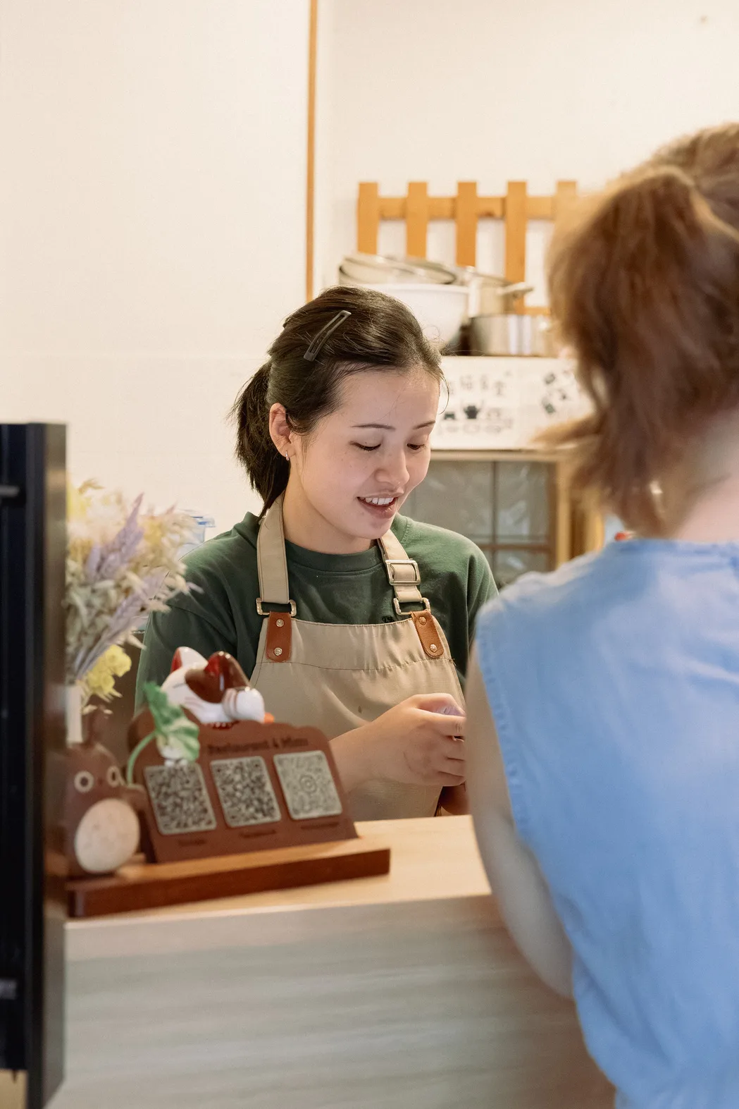 Su au comptoir avec une cliente